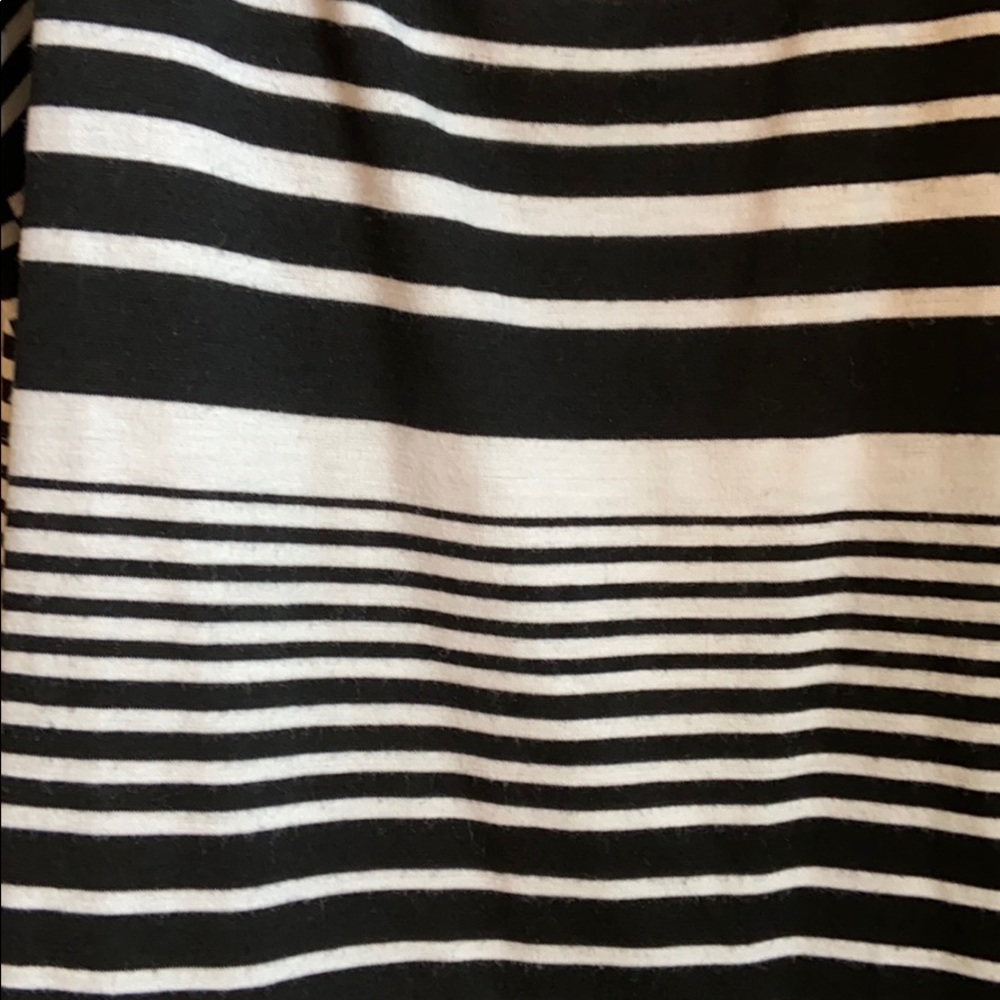 High-Low Tank Top 🖤 - Picture 2 of 3